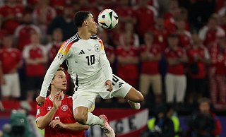 Jamal Musiala (r) und Dänemarks Joachim Andersen kämpfen um den Ball. - Christian Charisius/dpa