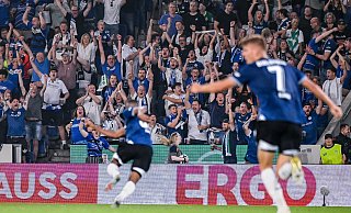 Die DSC-Spieler bejubeln das 1:0 gegen den SV Werder. Die Fans feiern – bis auf zwei Promis in Reihe sieben. Ansgar Brinkmann und Arnd Zeigler. Der Kult-Moderator präsentierte das Foto am Sonntag in seiner Sendung. - Teresa Kröger