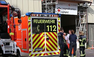 Bei einem Großeinsatz hat die Feuerwehr Bielefeld das Klinikum Mitte mit Sauerstoff-Reserven versorgt. - Christian Müller/dpa