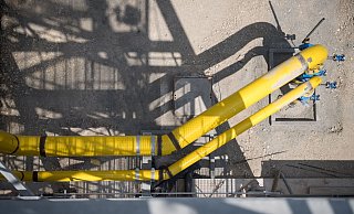 Eine gelbe Leitung für Erdgas führt über das Gelände des Gaskraftwerkes Gaisburg in Baden-Württemberg. - Foto: Sebastian Gollnow/dpa