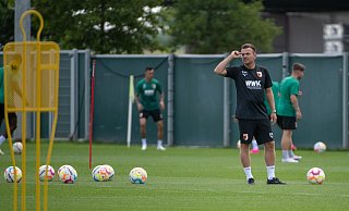 Coach Enrico Maaßen steht beim Trainingsauftakt des FC Augsburg auf dem Platz. - Stefan Puchner/dpa
