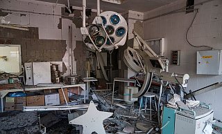 Ein Blick auf die Schäden in dem von russischen Raketen getroffenen Teil des Kinderkrankenhauses. - Evgeniy Maloletka/AP/dpa