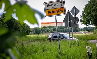 Im Herforder Ortsteil Stedefreund gelingt es den Einsatzkräften, die Verdächtigen zu stoppen. Seinen Mazda muss das Duo zurücklassen. Der Wagen steht noch mehrere Stunden nach Einsatzende an der Einmündung. - Daniel Salmon