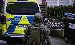 Zahlreiche SEK-Kräfte sind derzeit an der Herforder Meierstraße im Einsatz. Nach NW-Informationen geht es um Verstöße gegen das Waffengesetz. - Daniel Salmon