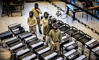 Im Zuge ihrer Ausbildung stellen die jungen Häftlinge in der Schlosserei der JVA Herford auch die begehrten Knastgrills her. Ausbildungsleiter Jonathan T. sagt: "Der Grill ist seit jeher unser meistgefertigtes Produkt." - Daniel Salmon