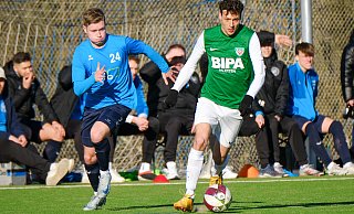 Clemens Bachmann (r., hier im Spiel gegen den SVKT Minden) erzielte das 1:1 für seinen TuS Dornberg in Lohe. - Andreas Zobe