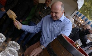 Leichte Übung: Ein Fass Freibier gibt es immer am Polhanssamstag nach der offiziellen Eröffnung. Für den Anstich ist Bürgermeister Hubert Erichlandwehr zuständig. - Patrick Herrmann