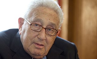 Spricht sich dafür aus, dass die Ukraine nach Kriegsende ins westliche Militärbündnis aufgenommen wird: Henry Kissinger (Archivbild). - Daniel Karmann/dpa
