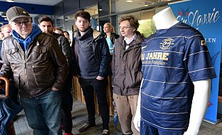 Schick: Das ist das Sondertrikot des DSC Arminia Bielefeld anlässlich des 111. Vereinsgeburtstags. - Andreas Frücht