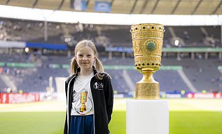 Maren Bethlehem aus Gütersloh war als Einlaufkind beim Pokalendspiel in Berlin und durfte sogar mit dem DFB-Pokal posieren. - getty für Volkswagen - Alexander Scheuber
