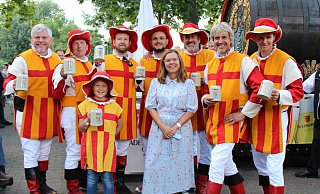 Gründerin des gemeinnützigen Vereins "Odissa Charles" Anne Grothe und die Jubelhennesse samt Nachwuchs am Bierbrunnen. - Viktoria Bartsch