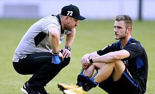 Trainer Steffen Baumgart hat mit Dennis Srbeny (r.) nur noch einen etatmäßigen Stoßstürmer, der einsatzfähig ist. - picture alliance