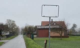 Weg. Das Ortseingangsschild am Weserradweg ist am Wochenende verschwunden. Für Verkehrsteilnehmer kann das gefährlich werden. - Nicole Sielermann