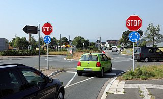 Der Kreisverkehr an Elverdisser Straße/Milser Straße/Auf der Helle mit den irritierenden Stop-Schildern soll wieder Kreuzung werden. - Frank-Michael Kiel-Steinkamp