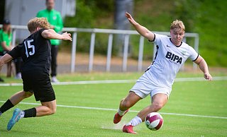 Dornbergs Max Bartels (r.) versucht an den Ball zu kommen. - Mueller