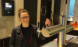 Anna Alexander in der Bar, die jetzt ihren Namen trägt. Zapfhahn, Tresen und Mobiliar kann die 31-jährige Neugastronomin vom Vorgänger übernehmen. - David Schellenberg
