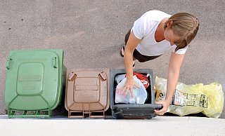 Rappelvoll: Die Restmülltonne ist durch den Streik in vielen Bielefelder Haushalten nicht geleert worden. - picture alliance / dpa Rappelvoll: Die Restmülltonne ist durch den Streik in vielen Bielefelder Haushalten nicht geleert worden. - picture alliance / dpa