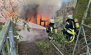 Der gemeldete Wohnungsbrand stellte sich als ausgedehnter Gartenhüttenbrand außerhalb von Fürstenau heraus. - Feuerwehr Höxter