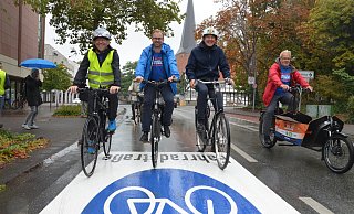 Fritz Spratte (von links), Daniel Neuhaus (beide ADFC), Bürgermeister Henning Schulz und Thomas Karrasch (ADFC) radeln über den kürzlich neu ausgewiesenen Abschnitt. - Max Maschmann