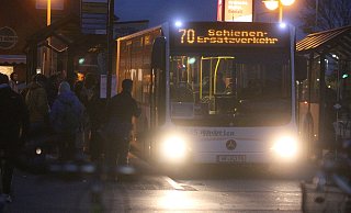 Die Pendler warten am Erich-Maria-Remarque-Platz auf den Ersatzbus. Bis Freitag, 10. November, ist der Schienenersatzverkehr zwischen Herford und Löhne geplant. - Jan Husmann