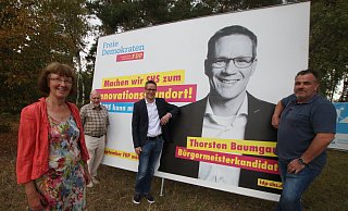 Spitzenkandidaten: Ulla Lehmann (v. l.), Gerhard Blumenthal, Thorsten Baumgart und Olaf Pretel sowie David Luge (nicht auf dem Foto) belegen die ersten Plätze der FDP-Reserveliste. Sie stehen vor dem einzigen Großplakat, dass sich die Liberalen in diesem Kommunalwahlkampf gegönnt und an der Holter Straße (Nähe Hallenbad) platziert haben. - Sabine Kubendorff