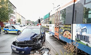 Erneut - wie bei diesem Symbolfoto - ist es auf der Beckhausstraße zu einem Zusammenstoß zwischen Stadtbahn und Auto gekommen. - Symbolfoto: Christian Weische
