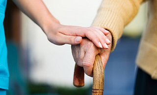 Seit Jahresbeginn werden viele der 13.383 Pflegeleistungsbezieher imKreis Paderborn finanziell entlastet. - AOK Seit Jahresbeginn werden viele der 13.383 Pflegeleistungsbezieher imKreis Paderborn finanziell entlastet. - AOK