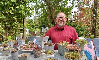 In seinem Garten sammelt Torsten Janke viele Pflanzen. Hier sitzt er an seinem Sukkulenten-Tisch. - Judith Gladow