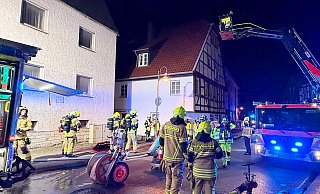 Bei einem Zimmerbrand im Dachgeschossgeschoss eines Fachwerkhauses an der Redidenzstraße rettete die Feuerwehr einen verletzten Bewohner aus der Wohnung. - Ralph Meyer