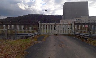 Kernkraftwerk Würgassen. Hinter diesem Zaun, auf der Nordseite des Geländes, soll das Logistikzentrum entstehen. - Torsten Wegener