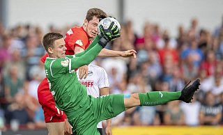 DFB Pokal, Saison 2019/2020:Verls Torhueter Robin Brüseke (l.) und Augsburg Michael Gregoritsch kämpfen um den Ball. - imago images / Kirchner-Media