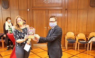 Linn Karner-Dingersen nimmt den Preis von Bürgermeister Lars Bökenkröger entgegen. - Nicole Sielermann