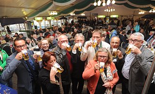 Ein Bild aus besseren Zeiten: Im Oktober stieß Bürgermeister Kai Abruszat mit der damaligen Regierungspräsidentin Marianne Thomann-Stahl, Politikern aus Bund und Land sowie seiner französischen Amtskollegin Dominique Bougraud auf den Leverner Markt an. - Archiv Joern Spreen-Ledebur