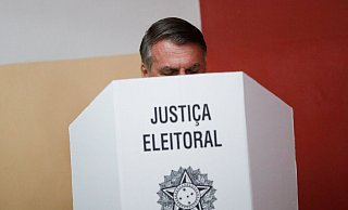Brasiliens inzwischen abgewählter Präsident Jair Bolsonaro gibt in Rio De Janeiro seine Stimme zur Stichwahl ab. - Bruna Prado/AP/dpa