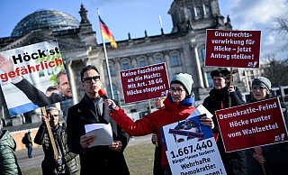 Indra Ghosh überreicht 1,6 Millionen Unterschriften im Rahmen einer Petition zu einem Antrag auf Grundrechtsverwirkung für den AfD-Politiker Björn Höcke. - Britta Pedersen/dpa