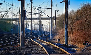 Oberleitungen führen eine Spannung von 15.000 Volt. - Symbolbild: Pixabay