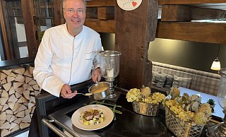 Bernhard Kampmann präsentiert Medaillons vom Ummelner Landschwein mit Zwiebel-Senf-Kruste und Kartoffel-Bohnendurcheinander im Schlichte Hof. - Carolin Nieder-Entgelmeier