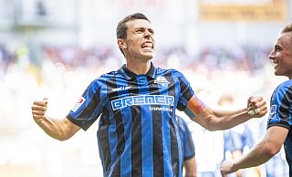 SCP-Kapitän Ron Schallenberg jubelt über seinen 3:2-Treffer, der den SCP endgültig auf die Siegerstraße brachte. Teamkollege Jasper van der Werff (r.) kommt zum Gratulieren. - picture alliance/dpa