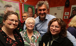 Stadtverbandssprecherin Catharina Scherhans (v. l.), Sigrid Beer, Frank Wolters (beide Grüne) und Charlotte Neuhäuser (Linke) im Sputnik am Wahlabend. - Mareike Gröneweg