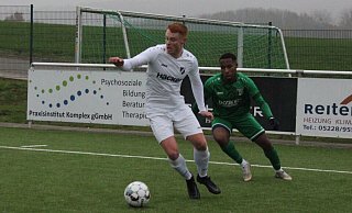 Näher dran: Der SV Rödinghausen II mit Daniel Wessler (l.) hielt die Gäste vom SC Westfalia Kinderhaus beim 4:0-Heimerfolg klar auf Distanz. - Fynn Salam