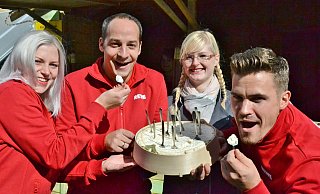 Italienischer Löffelgorgonzola: Sechs Kilo wiegt der cremige Laib, den Sandra Schneider (v. l.), Lars Markus, Annika Freitag und Sascha Markus hier präsentieren. - Silke Riethmüller