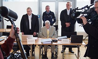 Der Angeklagte Reinhold Hanning im Detmolder Verhandlungssaal. Neben ihm seine Anwälte Andreas Scharmer (li.) und Johannes Salmen (re.). - dpa