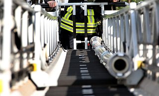 Stolz wie Oskar: NW-Mitarbeiter Johannes Wöpkemeier war für einen Tag Feuerwehrmann und erfüllt sich hier auf der Drehleiter einen Kindheitstraum.