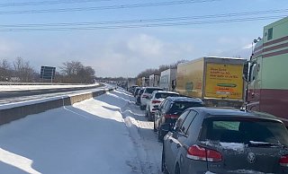 Monika Worschinski steht seit 5.30 Uhr mit ihrem Auto auf der Autobahn 30. - Monika Worschinski