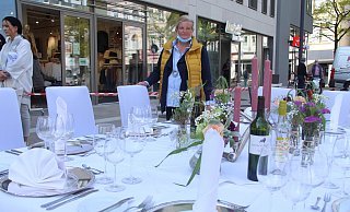 Dehoga-Ortsverbandsvorsitzende Barbara Potthast-Menne präsentiert die Leere-Stühle-Aktion in Höxter mit einer gedeckten Tafel. - Burkhard Battran