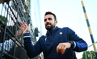 KSC-Coach Ralf Kettemann bedankt und verabschiedet sich nach dem verlorenen U19-DFB-Pokalfinale bei den Karlsruher Fans. - picture alliance / GES/Marvin Ibo Güngör