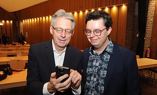 Fabian Golanowsky (r.) ist Vorsitzender des SPD-Ortsvereins Espelkamp und dem gehört seit 48 Jahren auch Achim Post an. Golanowsky bewirbt sich nun als Nachfolger von Achim Post für die SPD um das Bundestagsmandat. Beide betrachteten am Samstagmittag neue Umfragen zur Bundestagswahl. - Joern Spreen-Ledebur