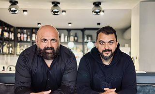 Musa Dindar und Georgios Pone (v. l.) haben umgebaut und bringen ein spannendes Gastronomie-Konzept an die Bielefelder Obernstraße. - Stefan Becker
