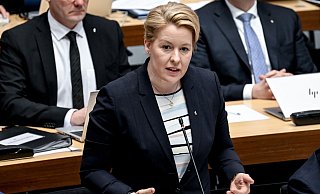 Die Berliner Senatorin für Wirtschaft, Energie und Betriebe, Franziska Giffey (SPD), ist bei einem tätlichen Angriff im Stadtteil Rudow leicht verletzt und danach im Krankenhaus behandelt worden. - Britta Pedersen/dpa