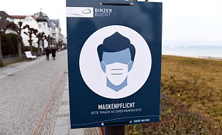 Hinweis auf die Maskenpflicht im Ostseebad Binz auf Rügen. - Foto: Stefan Sauer/dpa-Zentralbild/dpa